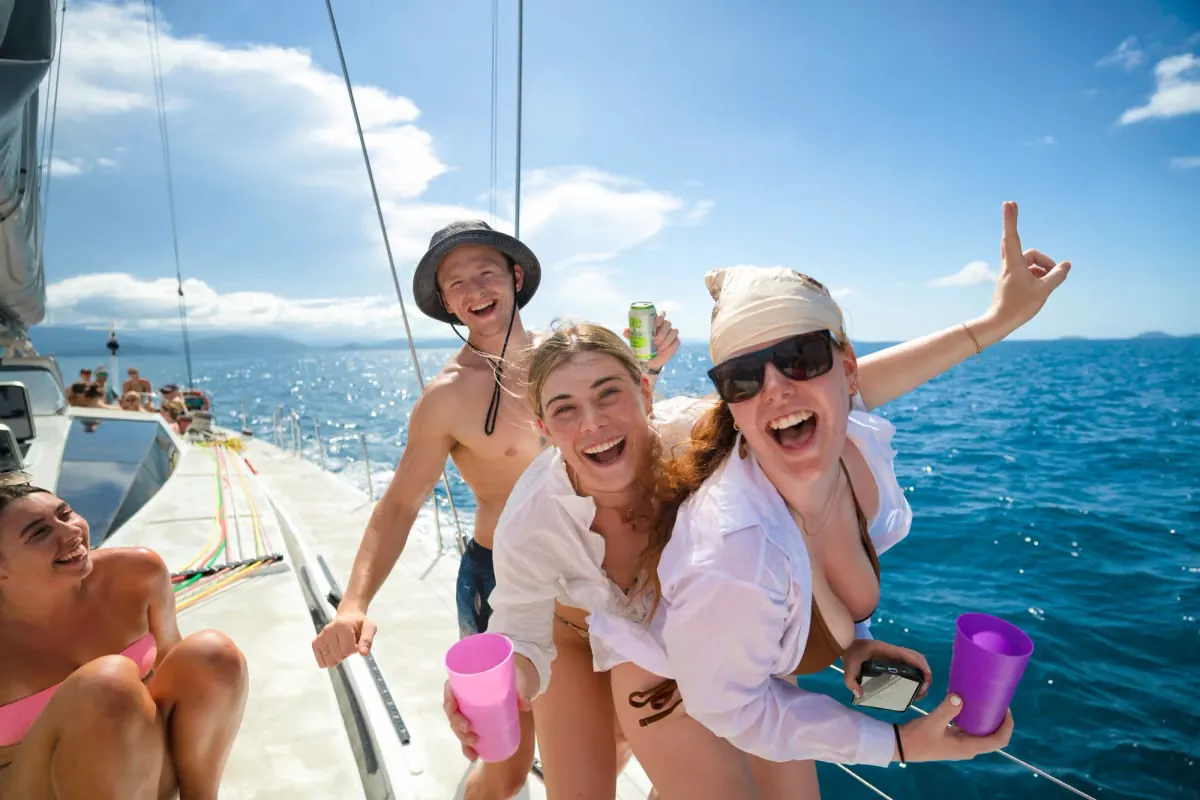 Vrienden op een zeilboot langs de kust van Australië