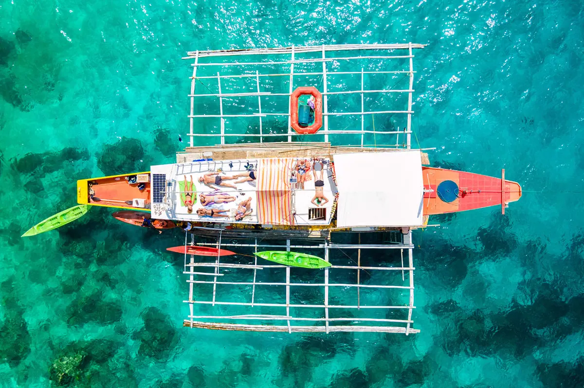 Traditionele bangka-boot op turquoise water in de Filipijnen